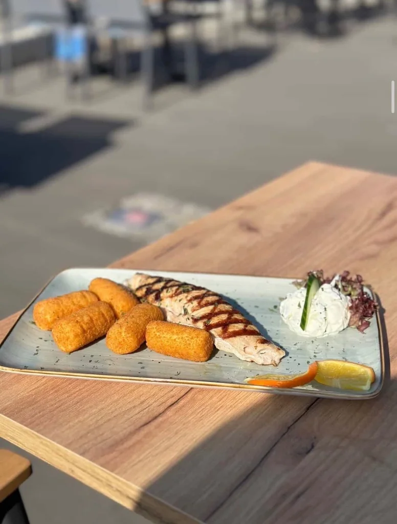 Gefülltes Schweinefilet, Kroketten und Tzatziki