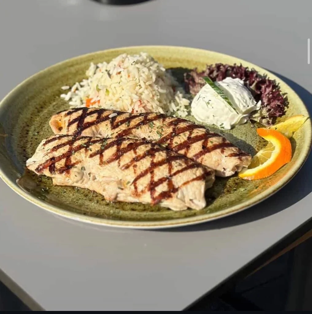 Gegrillte Hähnchenbrust mit Reis und Tzatziki