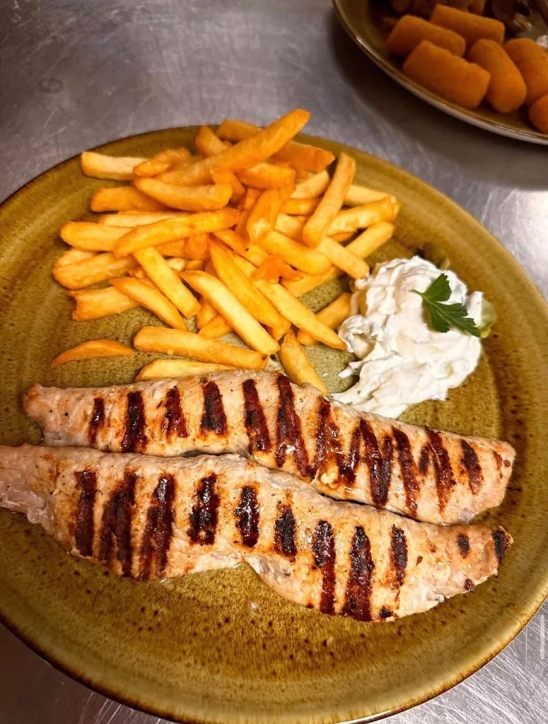 Gefülltes Schweinefilet, Pommes Frites und Tzatziki