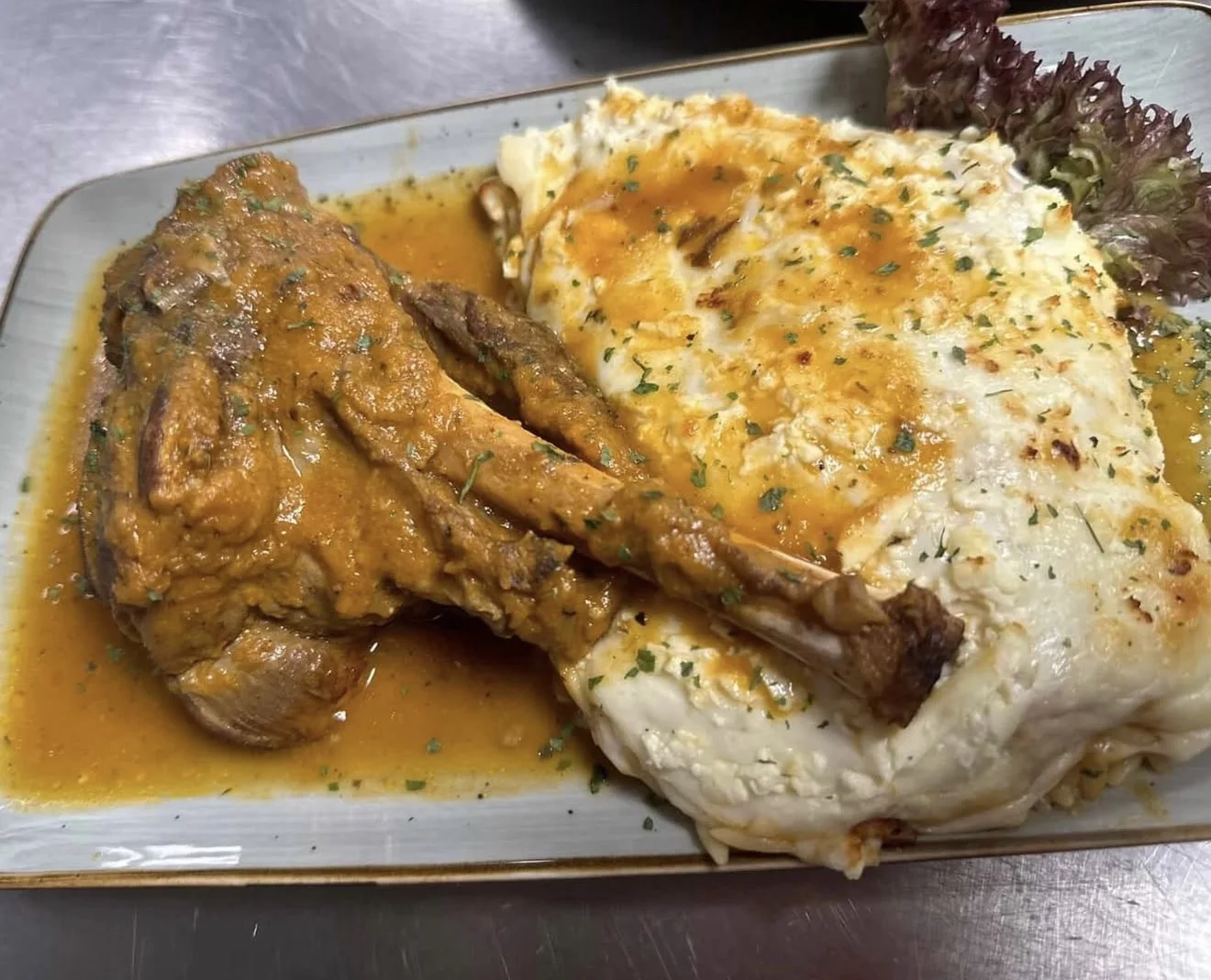 Lammhaxe mit überbackenem Kartoffelpüree