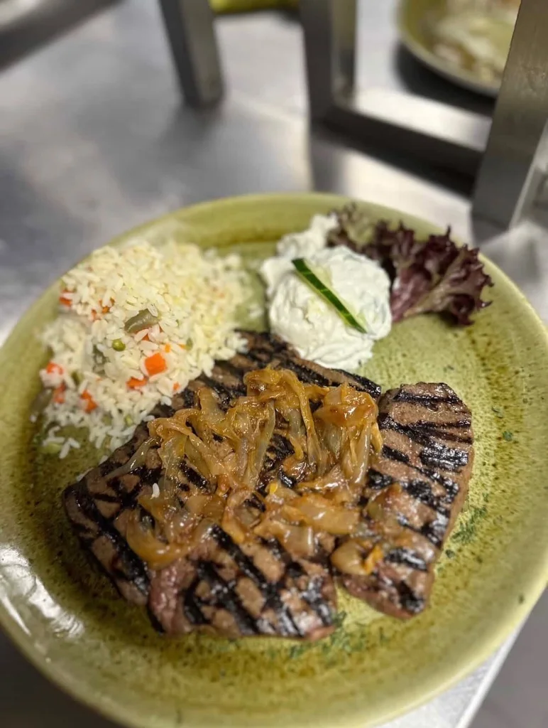 Rinderleber mit Schmorzwiebeln, Gemüsereis und Tzatziki