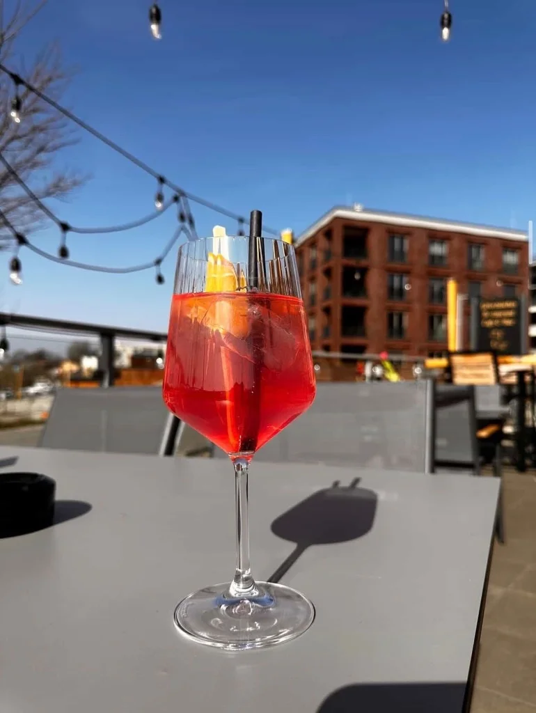 Aperol Spritz auf der Terrasse