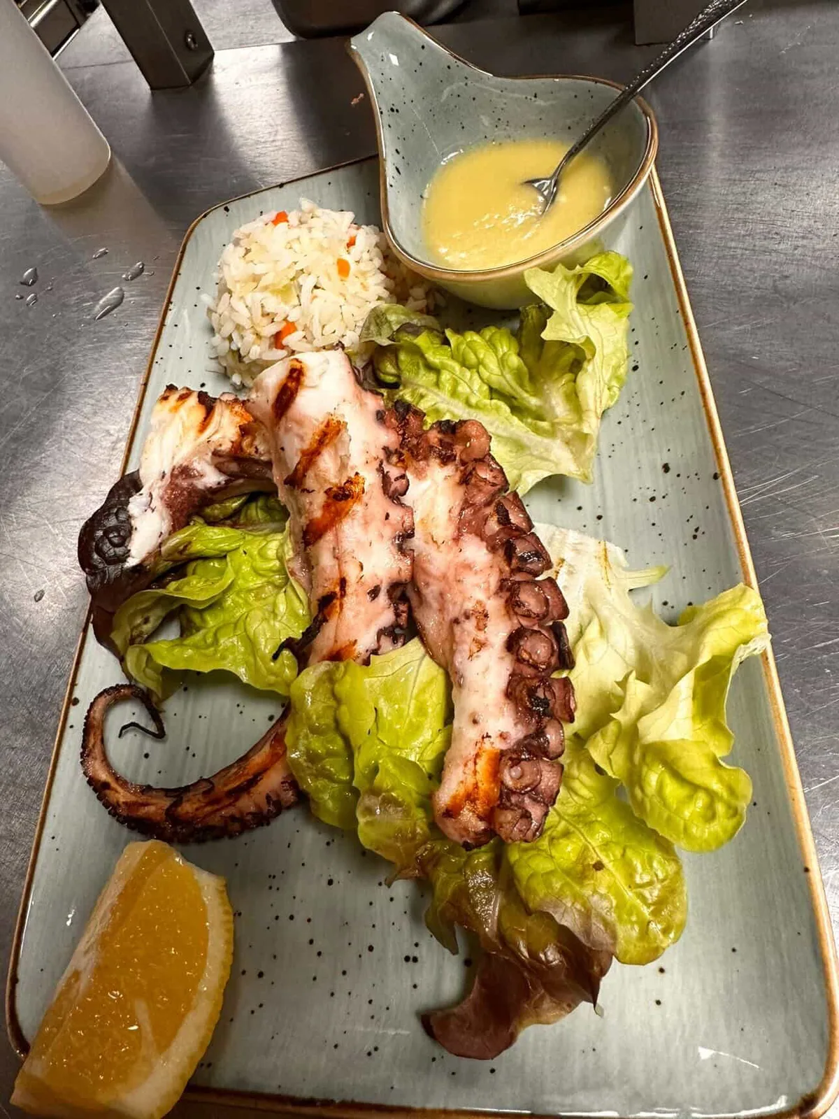 Gegrillter Oktopus mit Reis und Zitronensauce